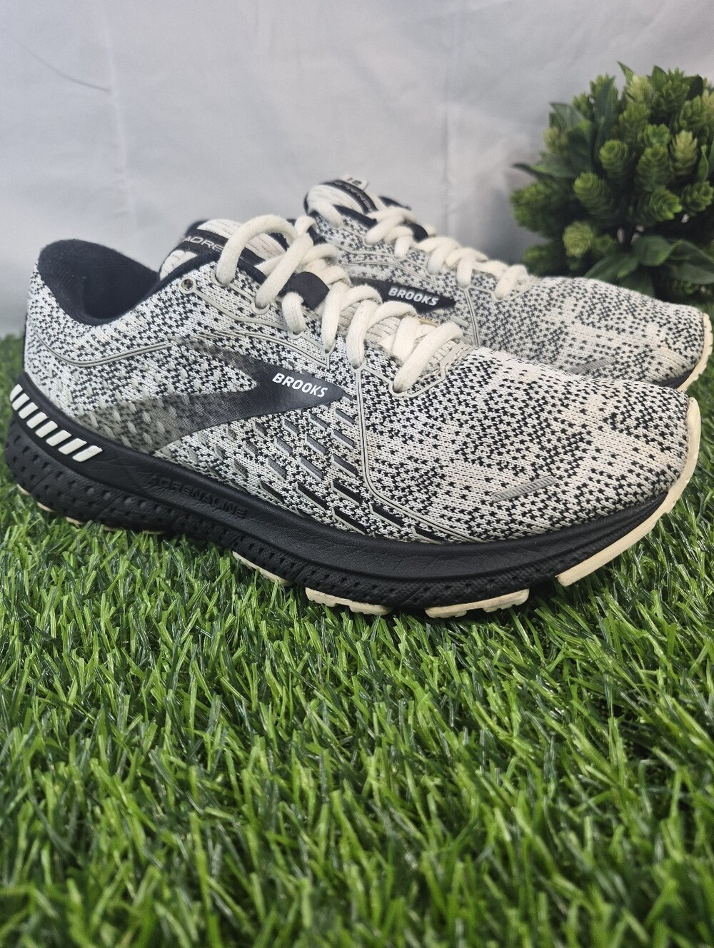 Brooks Adrenaline GTS 21 Women’s Size 7.5 B Black White Running Shoes 120329